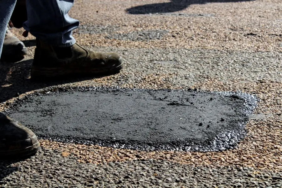 Bache reparado con bacheo en frío BACHEX, primer plano