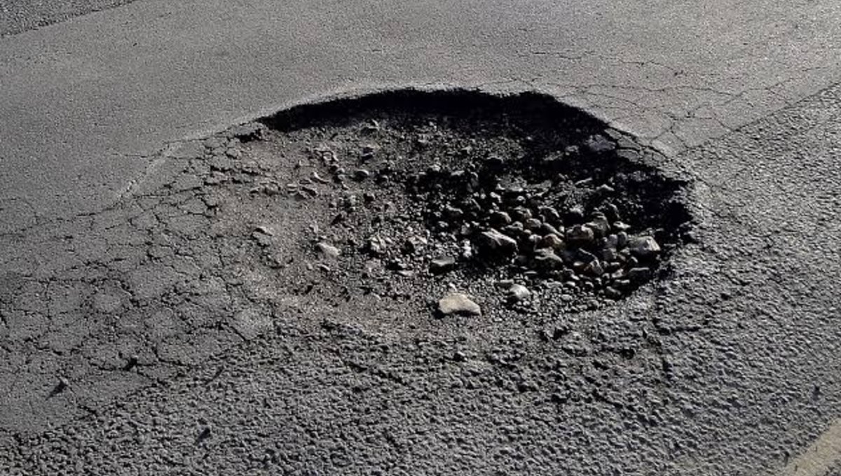 Bache en calzada urbana: responsabilidad municipal y reparación con mezcla asfáltica en frío BACHEX
