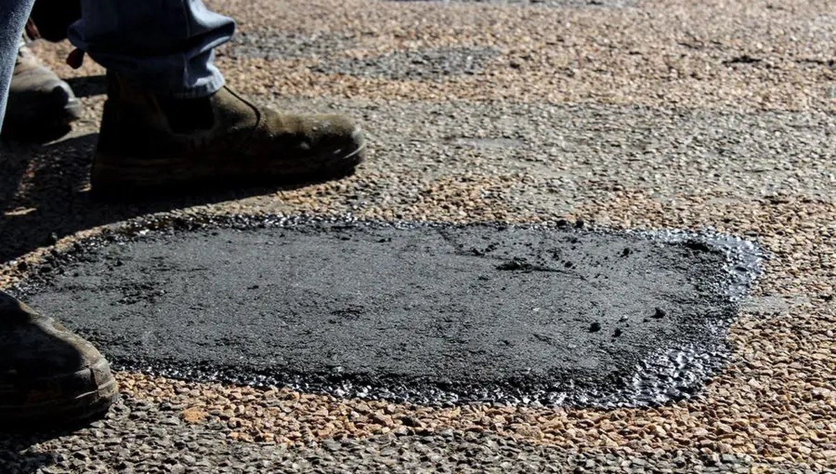 Bache reparado con mezcla asfáltica en frío BACHEX en calle interna de barrio cerrado