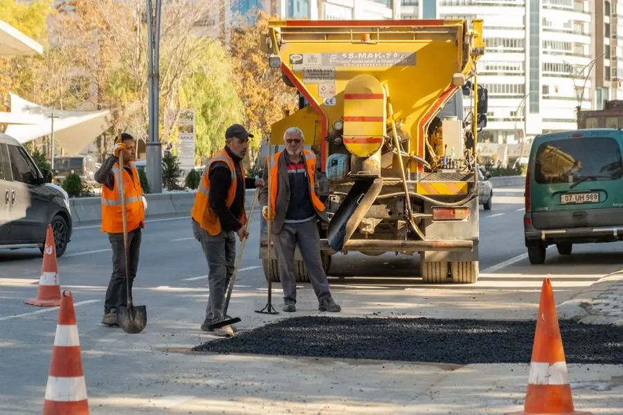 Cuadrilla vial de bacheo junto a un camión: reparación de baches con mezcla asfáltica en frío BACHEX