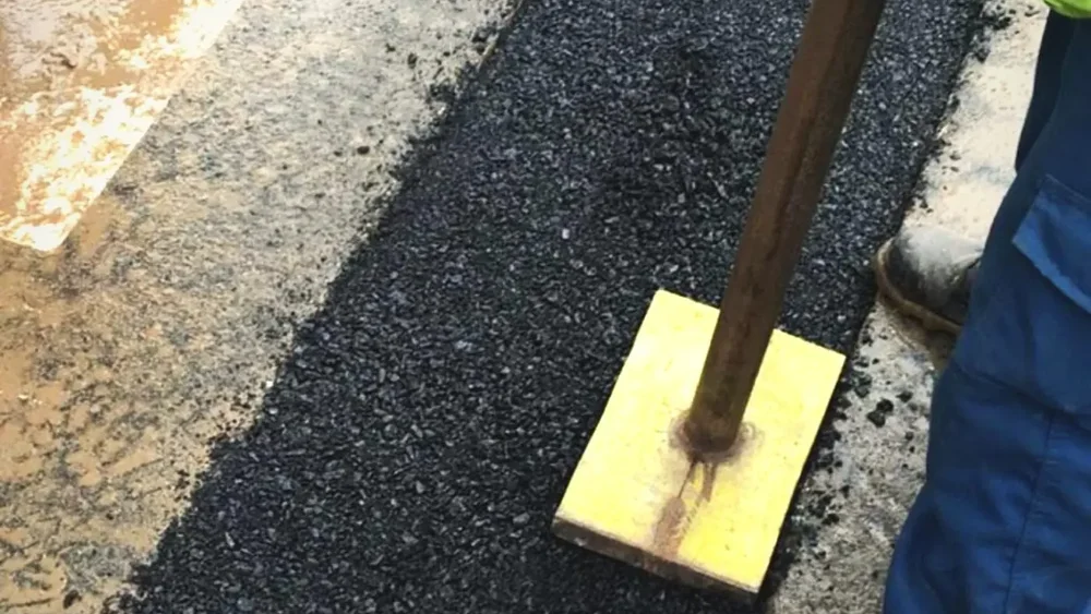 Bache reparado y compactado con mezcla asfáltica en frío BACHEX: de qué depende cuánto dura el bacheo y la reparación