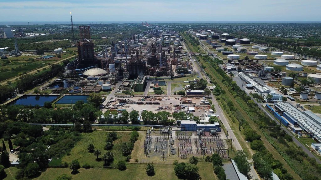 Vista aérea de la planta de Refinería La Plata de YPF