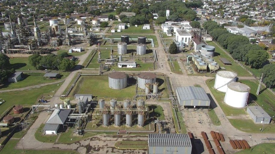 Sector de tanques y circulación de tránsito pesado en la planta de YPF La Plata