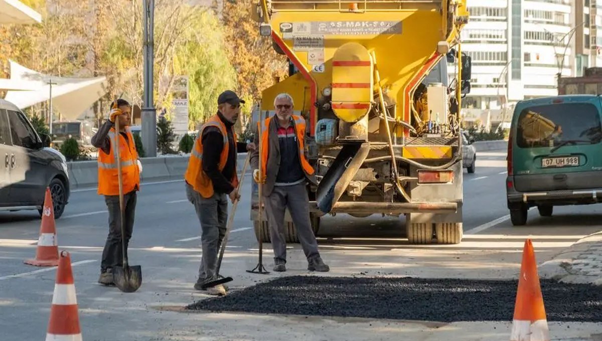 Cuadrilla municipal aplicando mezcla asfáltica en frío BACHEX durante una compra directa