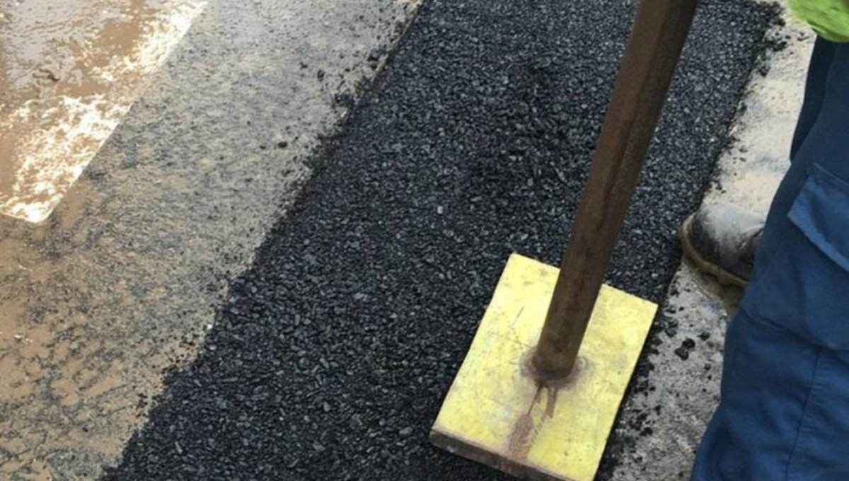 Palada de mezcla asfáltica en frío BACHEX lista para bacheo