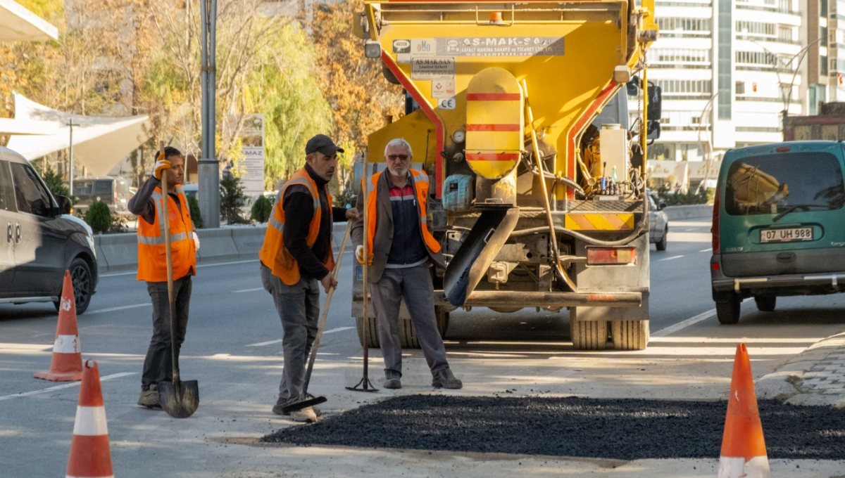 Obra vial de bacheo con cuadrilla y señalización en calzada, mezcla asfáltica BACHEX